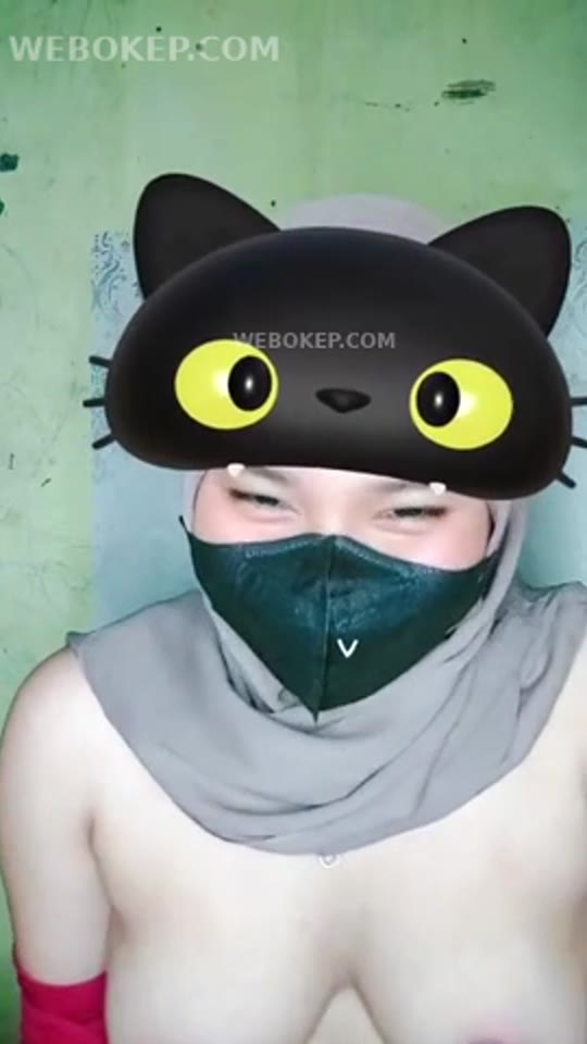 Lunna Hijab Nekat Beraksi Dibalik Selendang ID